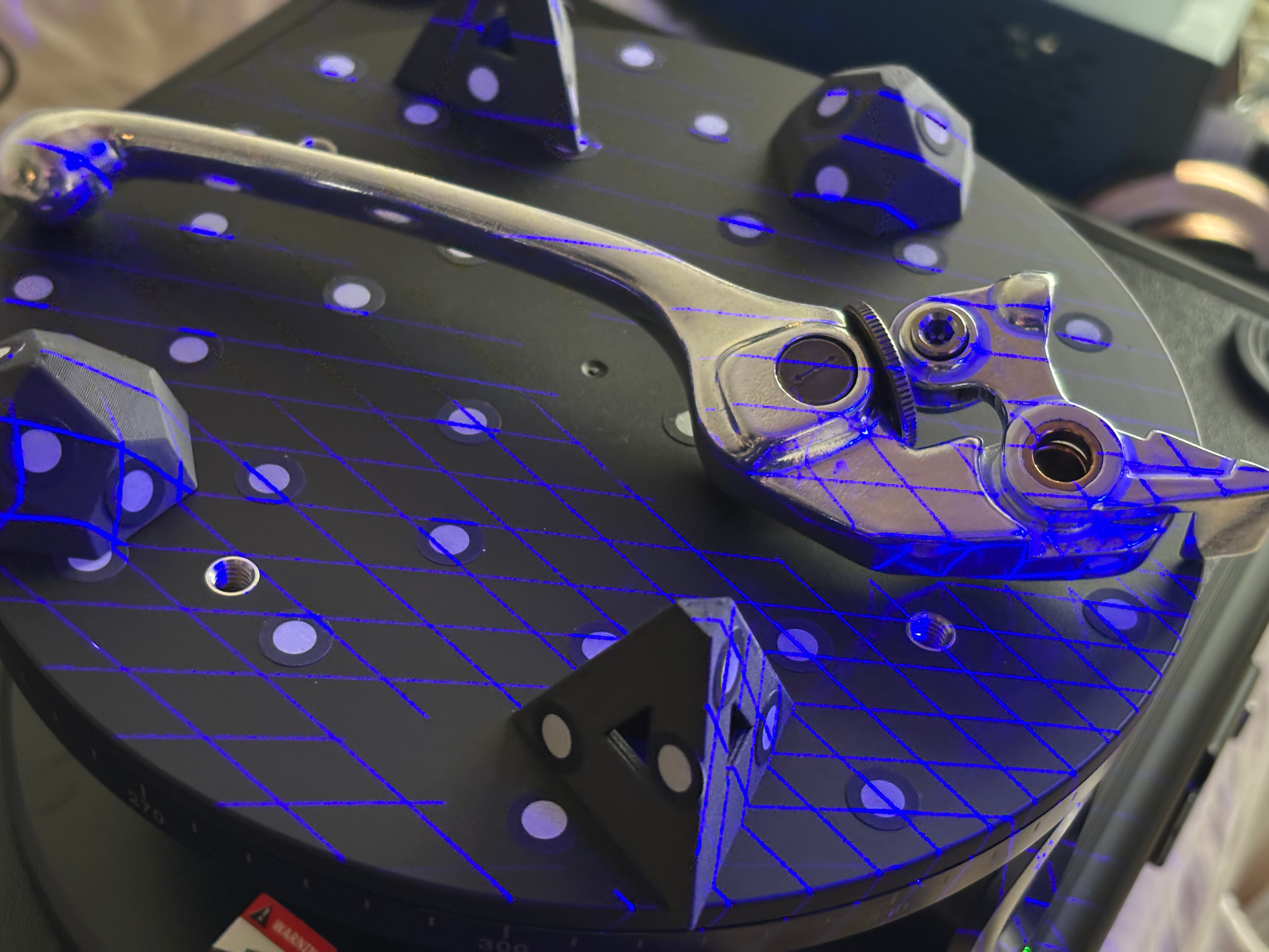 現物形状を3Dスキャンしている様子